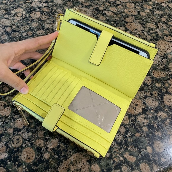 Authentic Michael Kors saffiano leather wallet - Picture 12 of 15